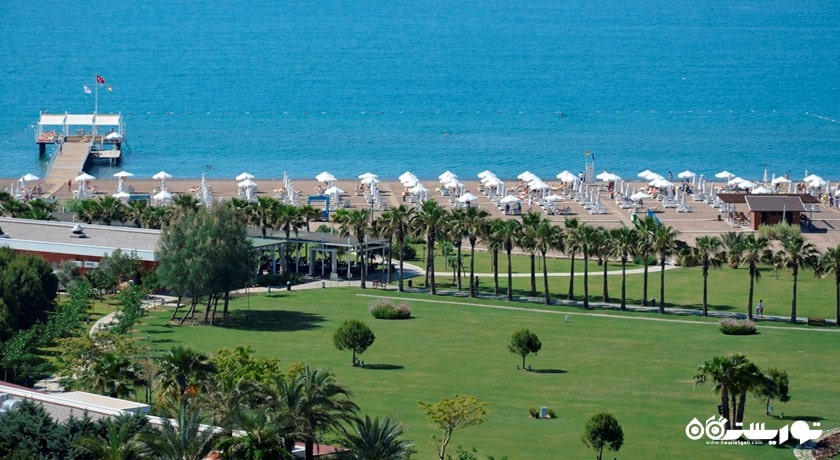 نمایی از محوطه فضای سبز و ساحل هتل